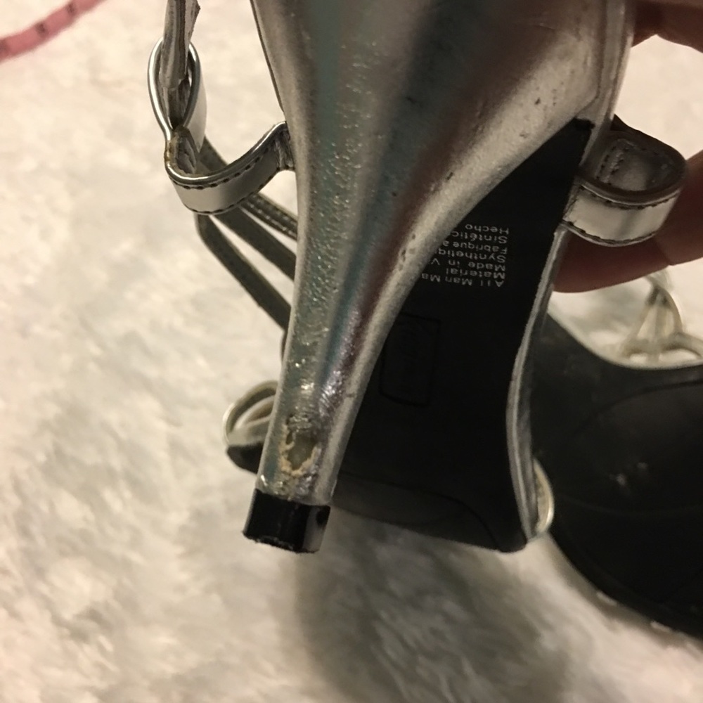 Silver Heels - Picture 5 of 8